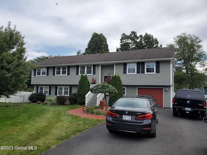 21 Windlass Dr Latham, NY 12110