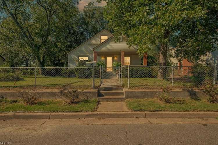 8 Aylwin Cres Portsmouth, VA 23702