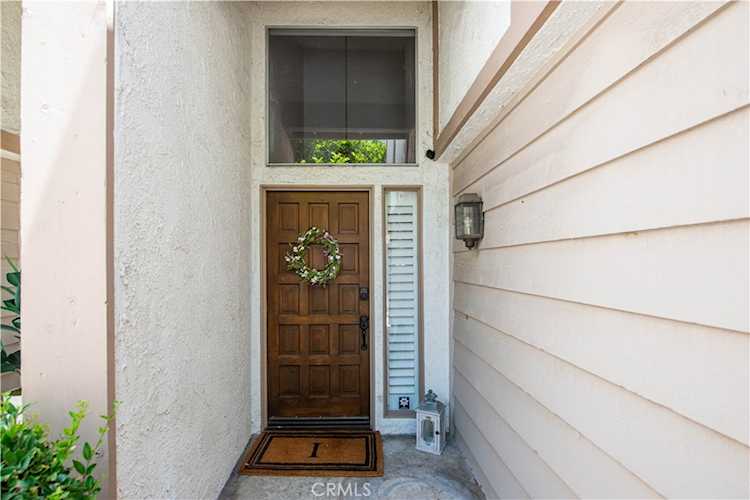 18319 Collins St #6 Tarzana, CA 91356