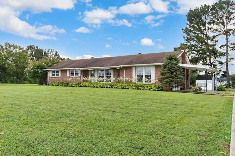 3674 Rossview Rd Clarksville, TN 37043