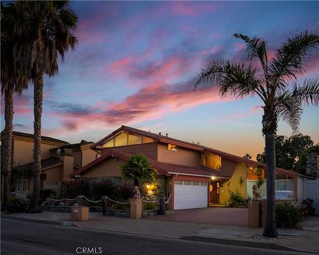 17179 Roundhill Dr Huntington Beach, CA 92649