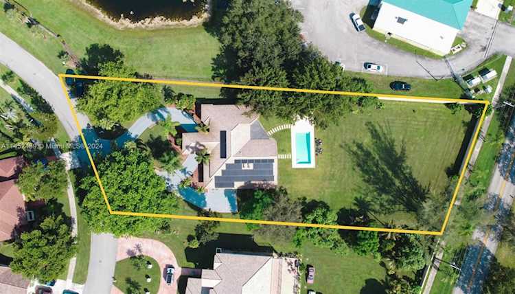 6110 Falconsgate Ave Davie, FL 33331