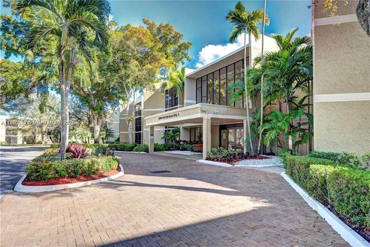 16200 Golf Club Rd #305 Weston, FL 33326