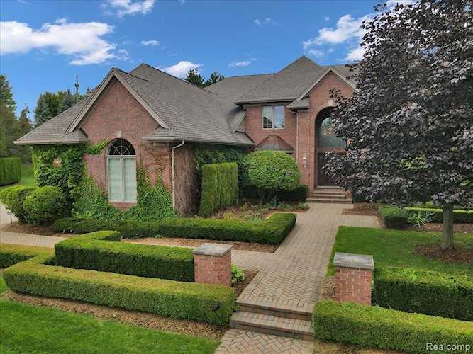 1049 Autumnview Ct Rochester, MI 48307