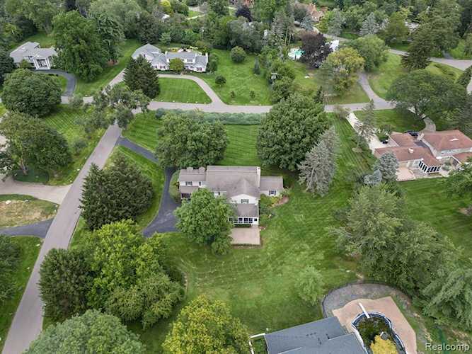 225 Woodberry Dr Bloomfield Hills, MI 48304