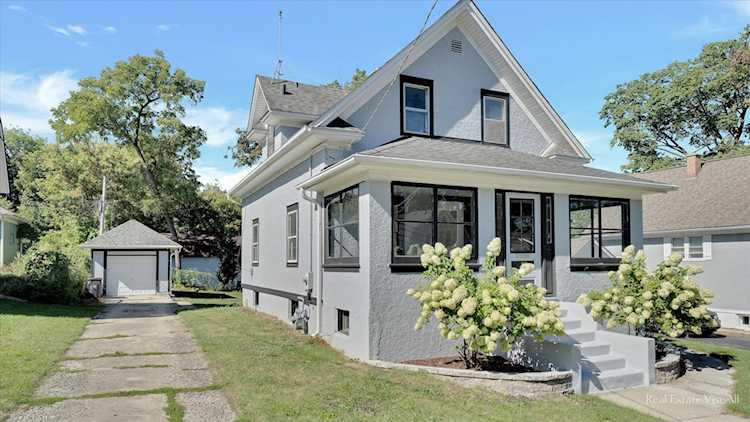 58 Vine St Elgin, IL 60123