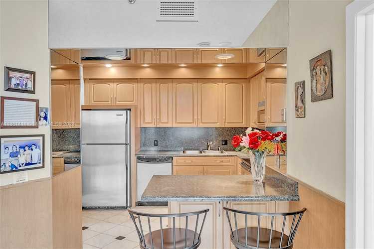 20281 E Country Club Dr #305 Aventura, FL 33180