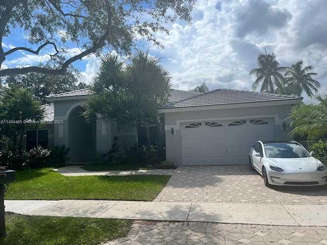 2703 Meadowood Dr Weston, FL 33332