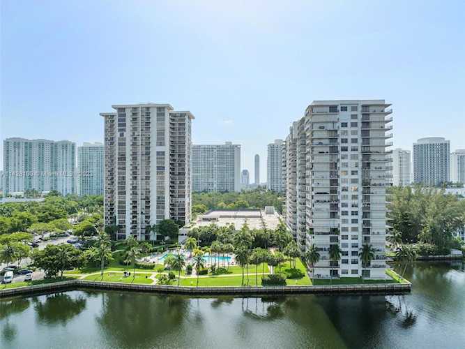18151 NE 31st Ct #2017 Aventura, FL 33160