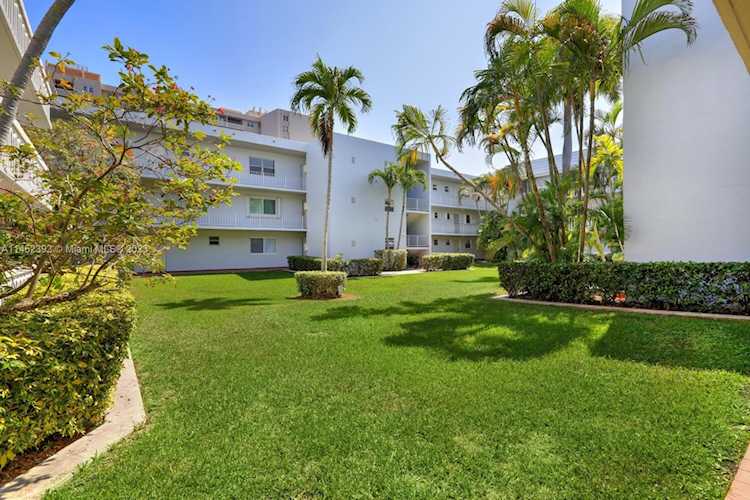 100 Edgewater Dr #205 Coral Gables, FL 33133