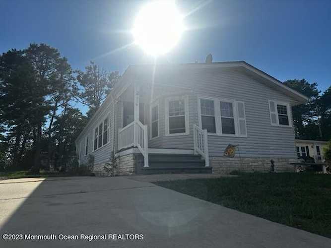 214 Holly Ct Whiting, NJ 08759