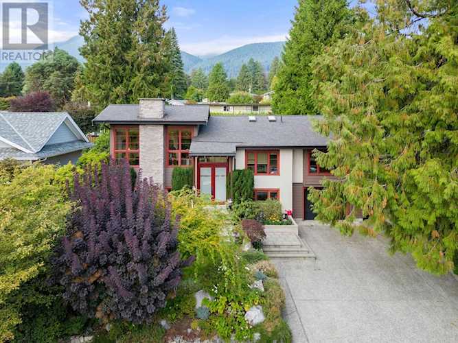 690 St. Ives Crescent North Vancouver, BC V7N2X3