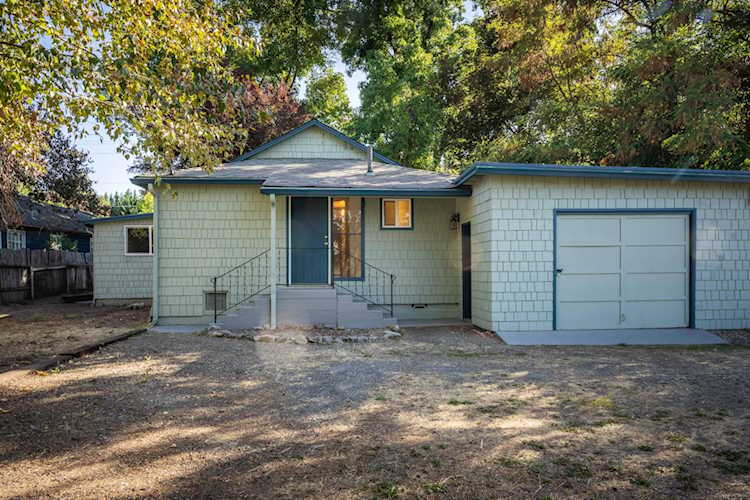 1104 SE Grandview Ave Ave Grants Pass, OR 97527