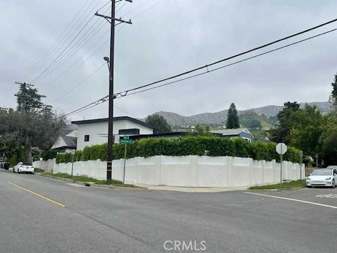 525 Jamestown Rd Burbank, CA 91504