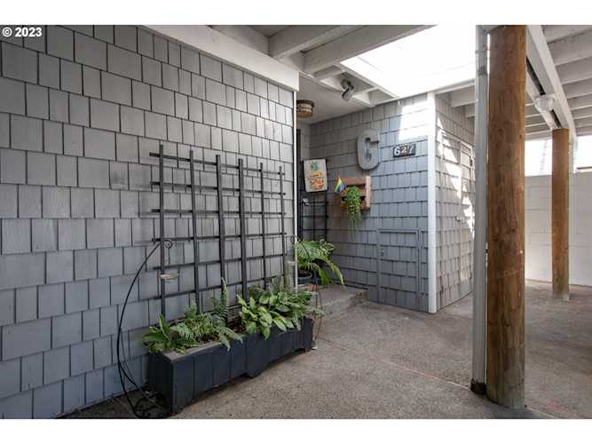 627 N Tomahawk Island DR Portland, OR 97217