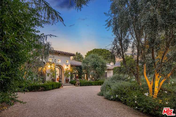 23021 Collins St Woodland Hills, CA 91367