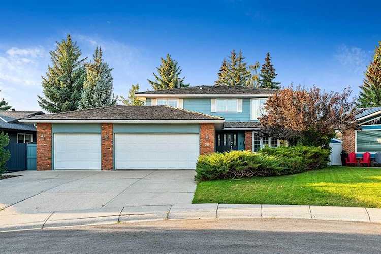 28 Woodmont Place SW Calgary, AB T2W 4N3
