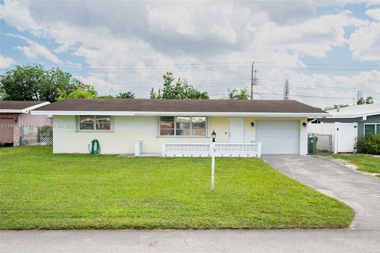 8350 NW 11th St Pembroke Pines, FL 33024