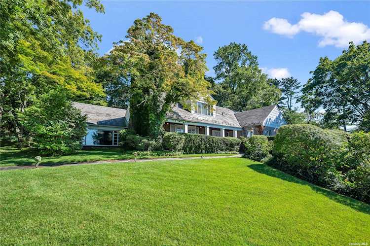 25 Shorecliff Place Great Neck, NY 11023