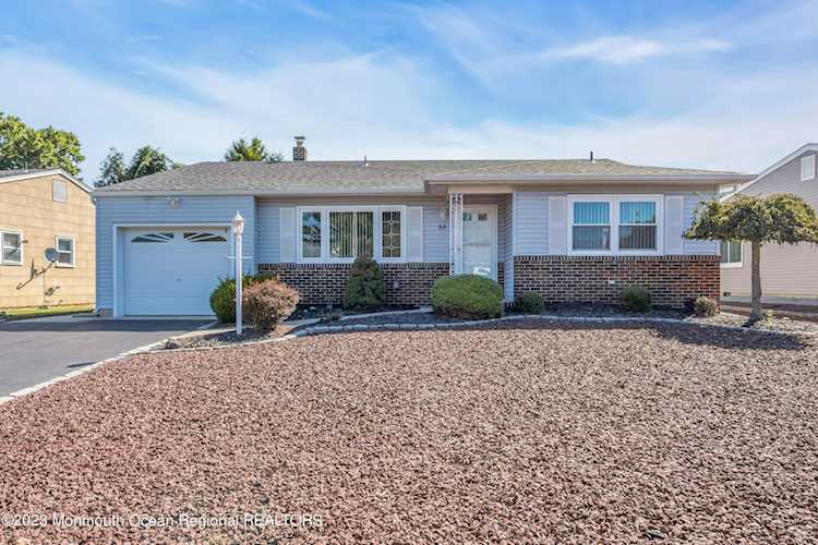 64 Nostrand Dr Toms River, NJ 08757