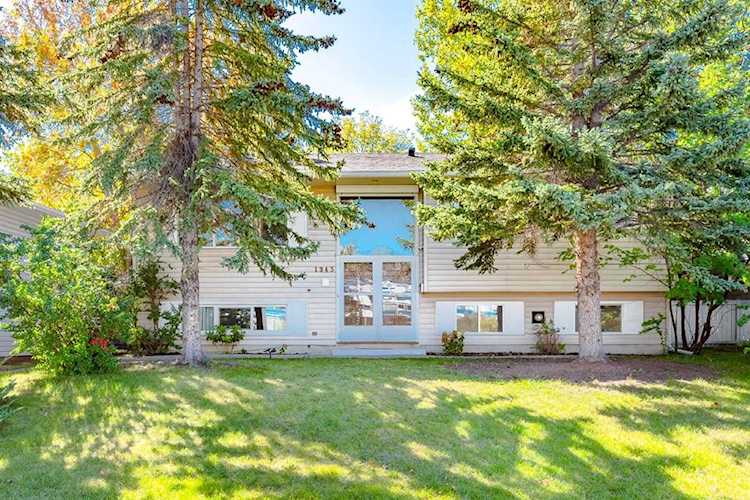 1343 University Dr NW Calgary, AB T2N 3Y8