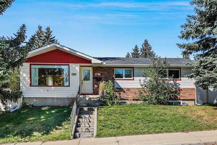 176 Capilano Crescent NW Calgary, AB T2L 0Z9