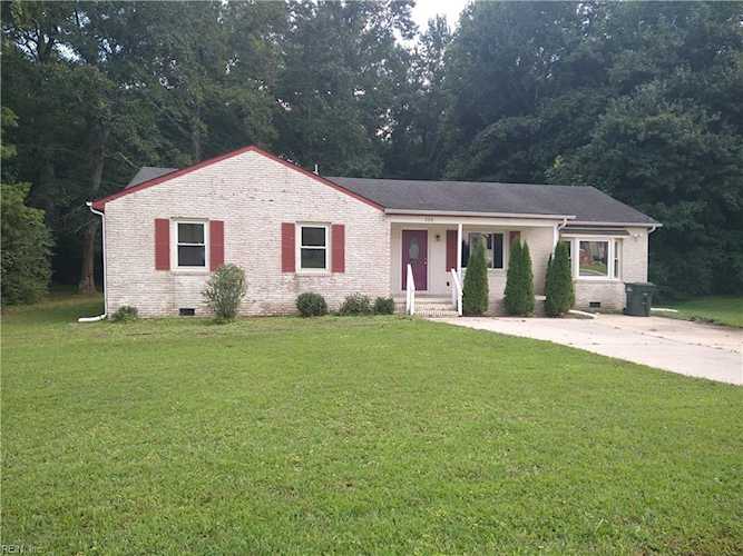 208 Locust St Suffolk, VA 23434