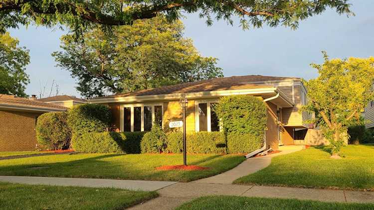 2025 Webster Ln Des Plaines, IL 60018