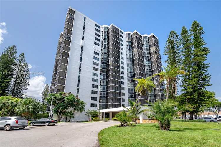 20100 W Country Club Dr #709 Aventura, FL 33180