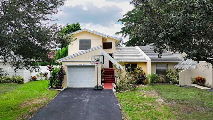10600 La Placida Dr Coral Springs, FL 33065