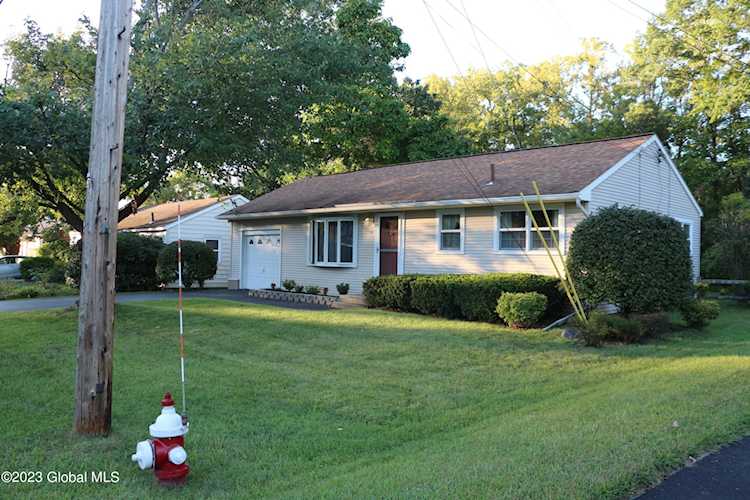 14 Winslow Dr Schenectady, NY 12309