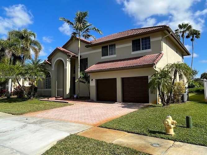 1231 NW 179th Ave Pembroke Pines, FL 33029