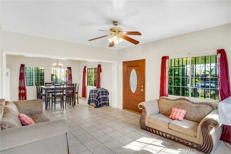 937 W 56th St Los Angeles, CA 90037