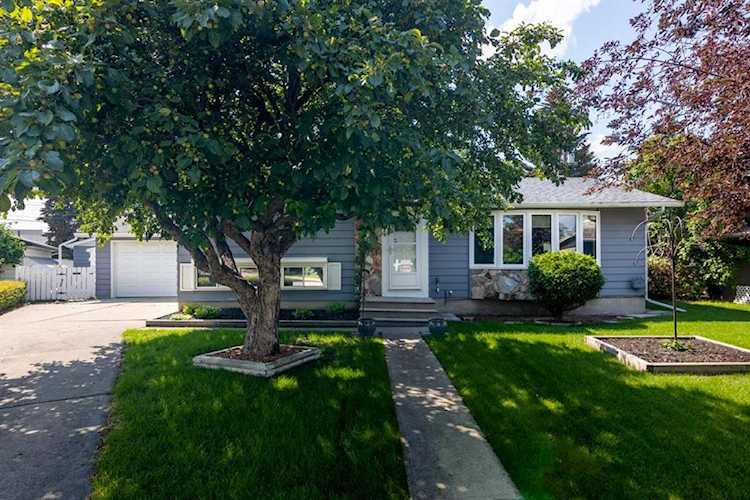 74 Waskatenau Crescent SW Calgary, AB T3C2X6