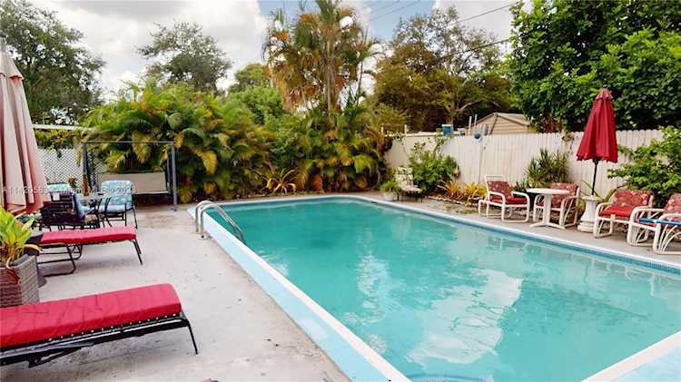6561 Lincoln St Hollywood, FL 33024