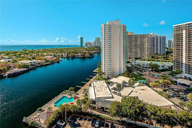 20515 E Country Club Dr #2048 Aventura, FL 33180