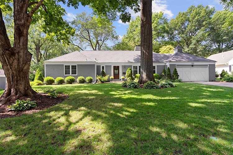 9608 Manor Rd Leawood, KS 66206