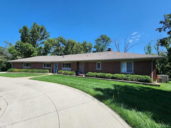 29750 Bristol Ln Bingham Farms, MI 48025