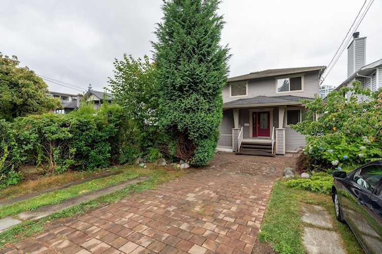 1689 Tatlow Avenue North Vancouver, BC V7P 3A1