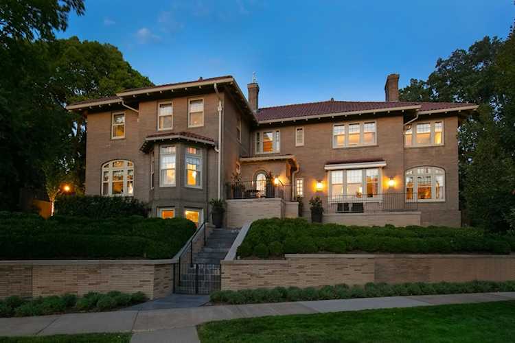 2119 E Lake of The Isles Parkway Minneapolis, MN 55405