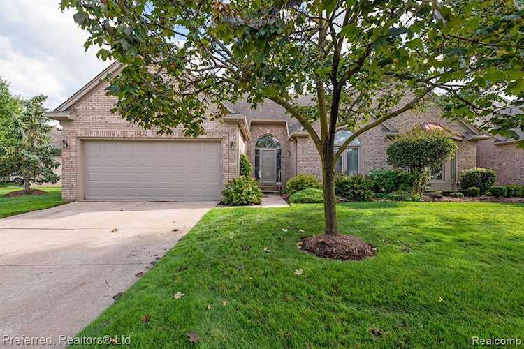 20256 Milford Dr Macomb, MI 48044
