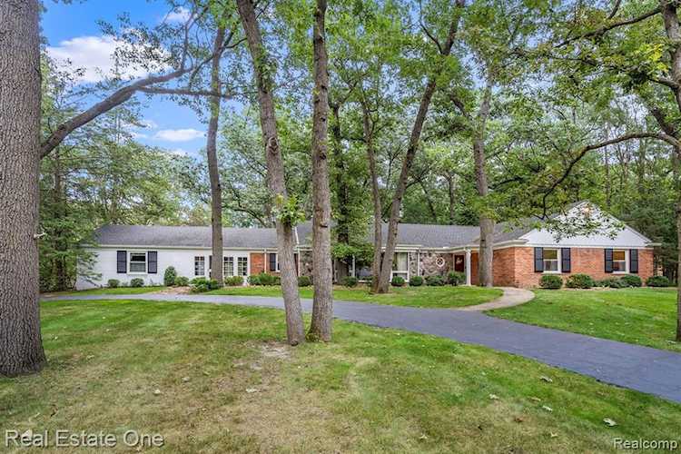 851 Peach Tree Ln Rochester Hills, MI 48306