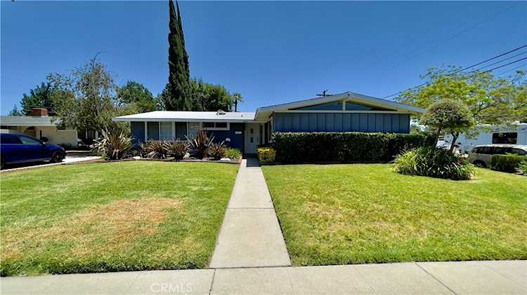 8742 Quakertown Ave Northridge, CA 91324