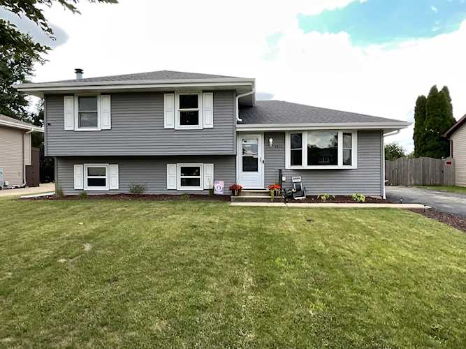 2810 Wake Island Dr Joliet, IL 60435