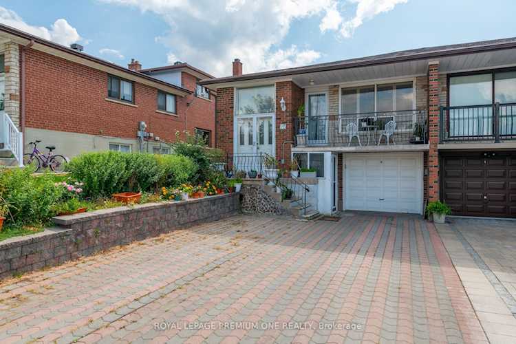 25 Blossom Cres Toronto, ON M3N 2B1