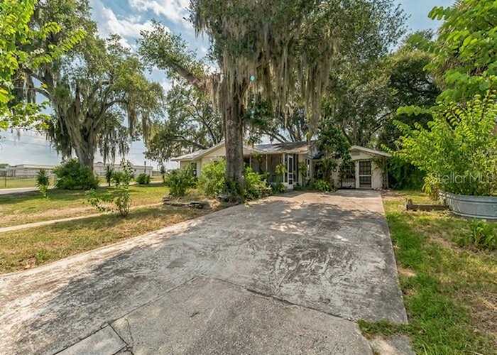 213 S College St Leesburg, FL 34748