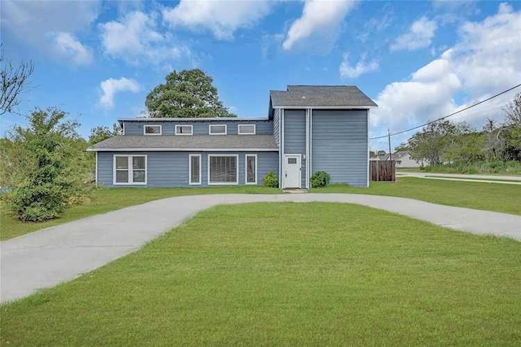 102 S Lobit St La Porte, TX 77571