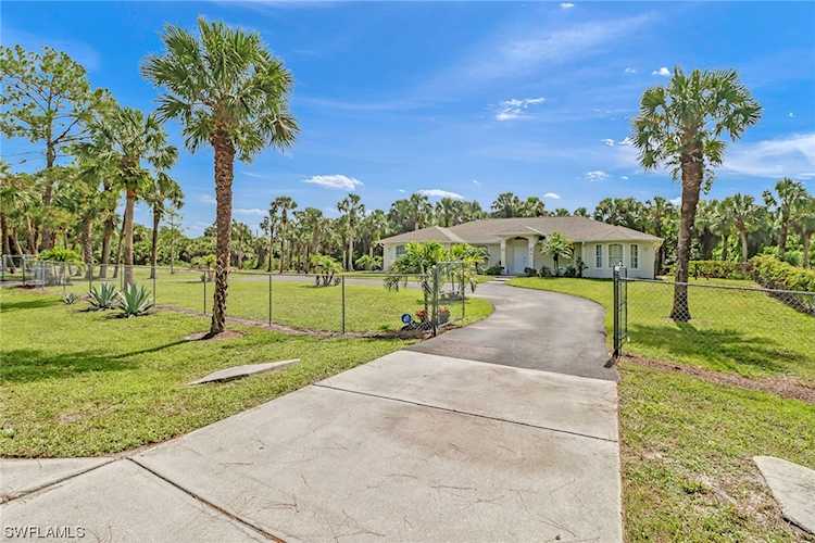 850 SW 29th St Naples, FL 34117