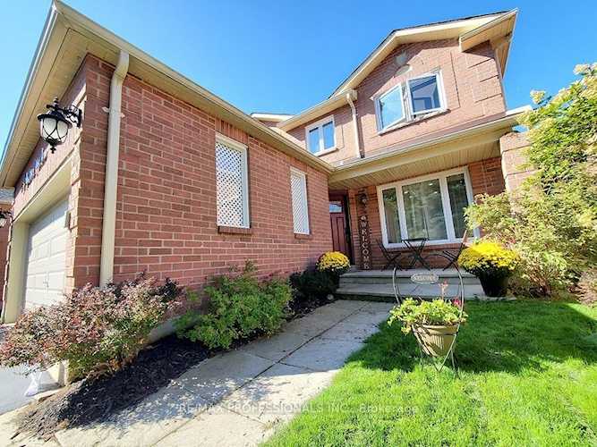 34 Yorkshire Cres Whitby, ON L1R 1X8