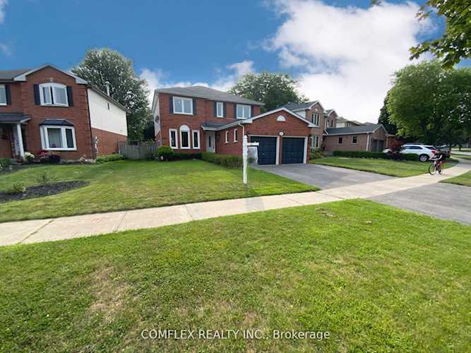 211 Bassett Blvd Whitby, ON L1R 1S4